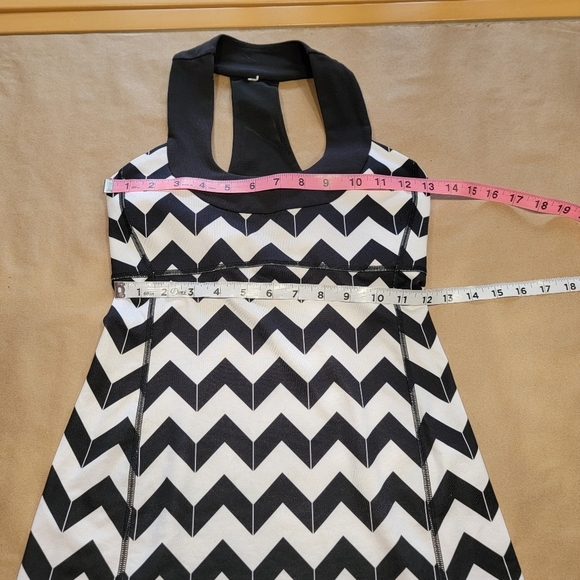 Lululemon Size 4 Black & White Chevron Pattern Scoop Neck Tank - Picture 4 of 10
